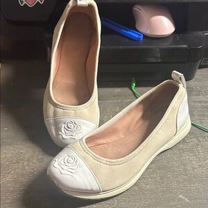 Taryn Rose Beige and White‎ Floral Flats